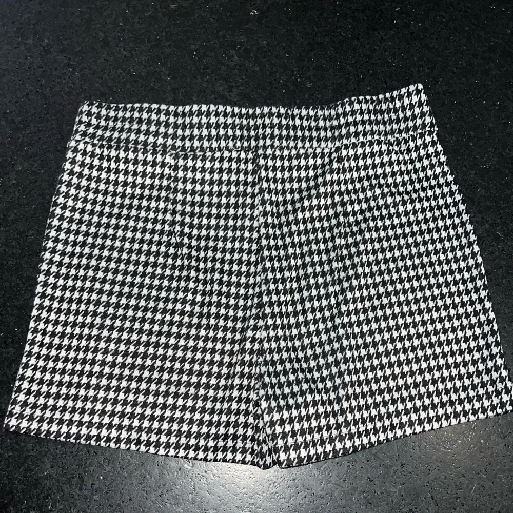 UEC RETRO EYE CANDY BELTED MINI STRETCH SKORT BLACK WHITE HOUNDSTOOTH PRINT SZ L